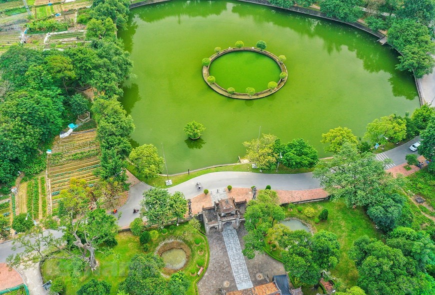 The city was in the shape of a conch shell and had nine walls, each protected by a moat. The moats were part of a series of streams and lakes that exist to this day and provided Co Loa with protection and navigation. 