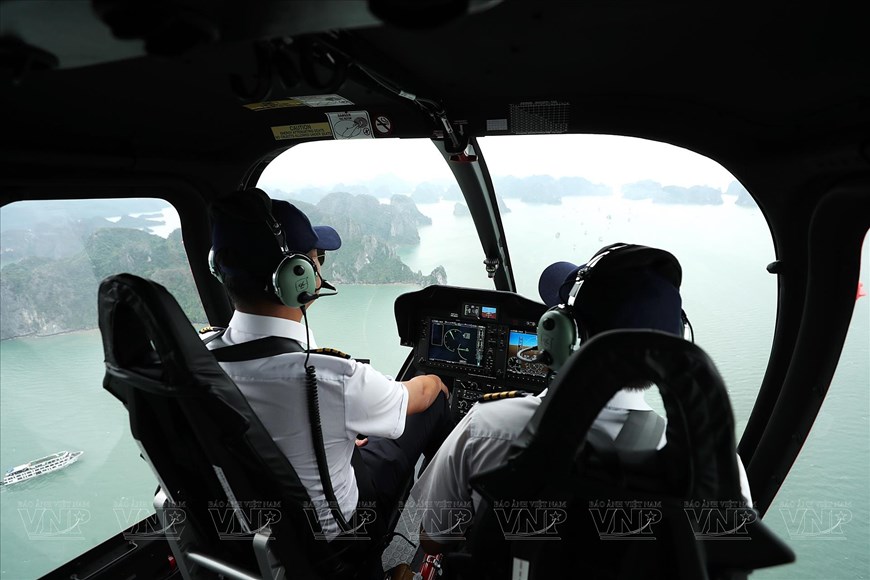 Tourists can rise above it all and enjoy aerial landscapes in Lan Ha Bay through a helicopter tour arranged by the Northern Vietnam Helicopter Company under the Vietnam Helicopter Corporation. 