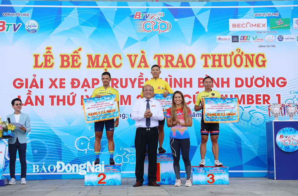 Ban tổ chức trao giải cho các tay đua giành thứ hạng cao cá nhân chung cuộc nhóm 16-40 tuổi