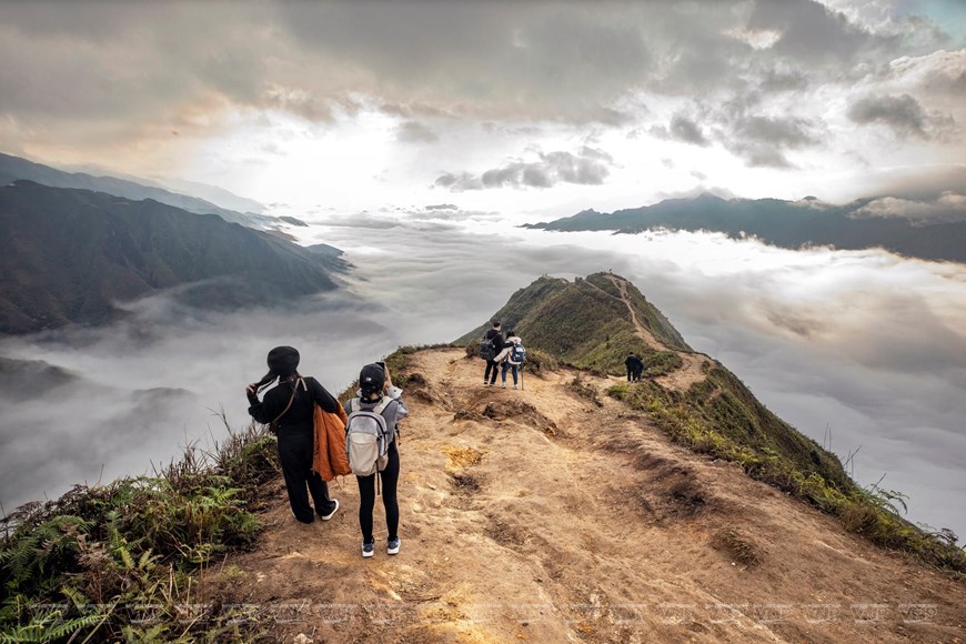 A trail leading to the peak, called Dinosaur’s Spine, at 1,600 meters above sea level has become increasingly popular among trekkers as a cloud-hunting spot in recent years.