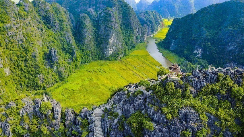 On the top of a local mountain is a statue of Quan Am Buddha, while at the foot of the mountain the Ngo Dong River bends and takes visitors under three natural mountain caves. 