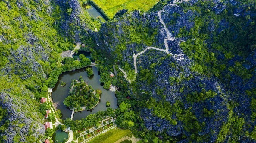 Walking from the foot of the mountain to the top on more than 400 stone steps is an interesting experience and quite a challenge for visitors to the Tam Coc - Bich Dong scenic spot. 