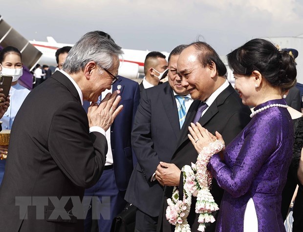 President Nguyen Xuan Phuc, his spouse, and a high-ranking delegation of Vietnam arrived at Noi Bai International Airport in Hanoi on November 19, successfully concluding his official visit to Thailand and attendance in the 29th Asia-Pacific Economic Cooperation (APEC) Economic Leaders’ Meeting.