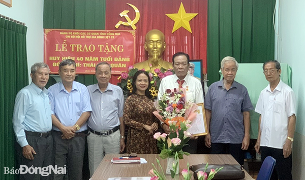 Trao Huy hiệu 40 năm tuổi Đảng cho đồng chí Thái Văn Quân