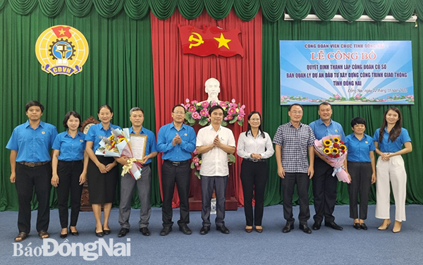 Chủ tịch Công đoàn Viên chức tỉnh Phạm Văn Chiến trao quyết định cho Ban chấp hành Công đoàn cơ sở Ban Quản lý dự án đầu tư xây dựng công trình giao thông tỉnh