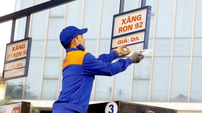 Petrol prices drop after four consecutive hikes (Photo: VGP)