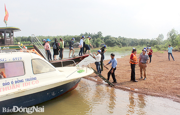 Huyện Vĩnh Cửu có nhiều hồ đẹp đang mời gọi đầu tư phát triển du lịch. Ảnh: H.Giang
