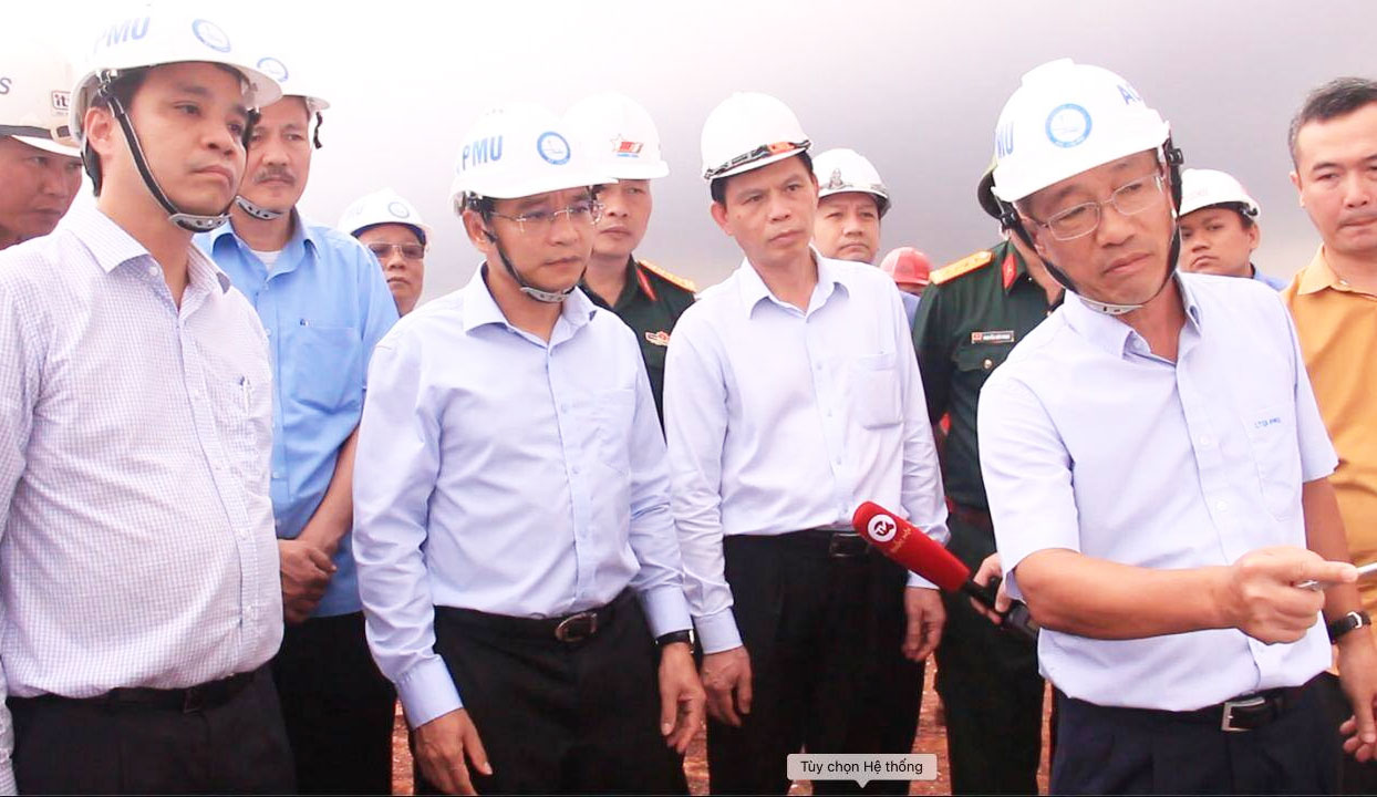 Minister of Transport Nguyen Van Thang (front row, 2nd L) inspects the Long Thanh International Airport construction site in Dong Nai Province on November 22 – PHOTO: BAOGIAOTHONG.VN