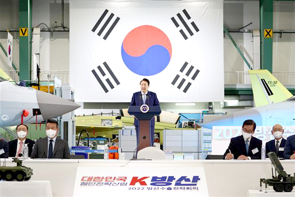 Tổng thống Hàn Quốc Yoon Suk-yeol phát biểu trong cuộc họp nhằm thúc đẩy xuất khẩu quốc phòng tại TP.Sacheon, ngày 24-11. Ảnh: YONHAP/TTXVN