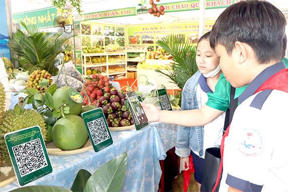 Mã QR được trưng bày tại gian hàng trong Tuần lễ Tôn vinh trái cây tỉnh Đồng Nai diễn ra tại TP.Long Khánh