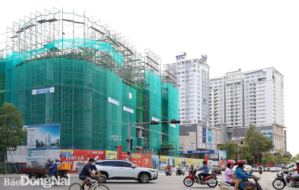 Một dự án chung cư cao tầng kết hợp thương mại đang được xây dựng ở TP.Biên Hòa. Ảnh: Huy Anh
