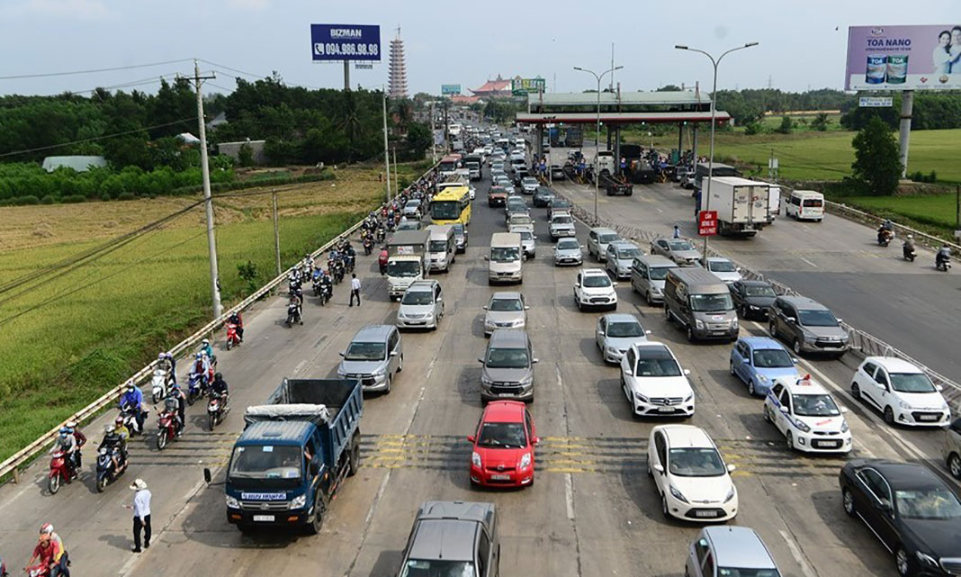 Heavy traffic at a toll station on National Highway 51 - PHOTO: DRVN.GOV.VN