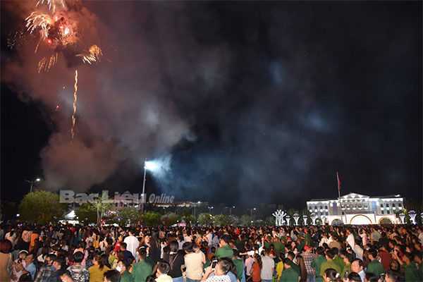 Người dân Bạc Liêu thưởng thức chương trình bắn pháo hoa sau lễ khai mạc Ngày hội.