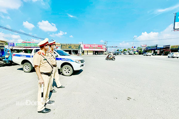 Cán bộ, chiến sĩ Trạm Cảnh sát giao thông ngã ba Thái Lan tuần tra, kiểm soát giao thông trên quốc lộ 51. Ảnh: Đ.Tùng