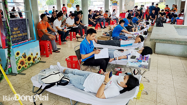 Công nhân công ty Bosch và giáo viên các trường học tham gia hiến máu tình nguyện