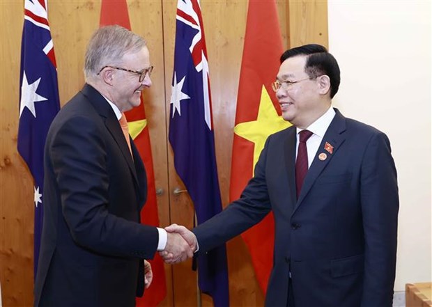 National Assembly Chairman Vuong Dinh Hue (right) shakes hands with Australian Prime Minister Anthony Albanese. 