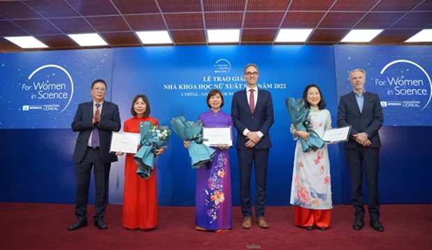 Three female scientists receive the L’Oreal award 2022. 