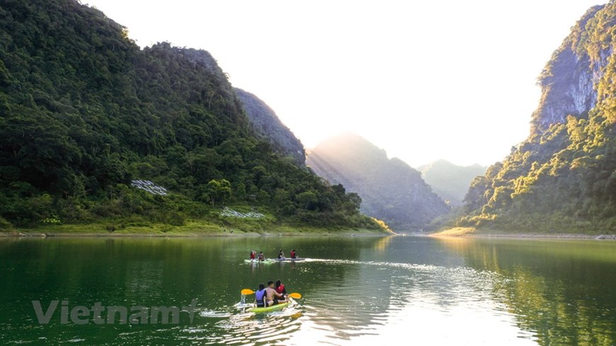 Tourists are kayaking on the lake. Coming here is like you are immersed in a peaceful space of mountains, forests and fresh air that can make you feel like all the troubles of life no longer matter. The Thang Hen area was recognised as a national scenic site in 2001. Considered the highest natural freshwater lake on the mountain in Vietnam, it consists of 36 large and small lakes, which are interconnected through a system of caves, rivers - underground caves on high peaks and situated about 1,500 – 1,700 metres above sea level. The complex boasts many poetic, charming, and mysterious landscapes that are very attractive to domestic and foreign tourists. 