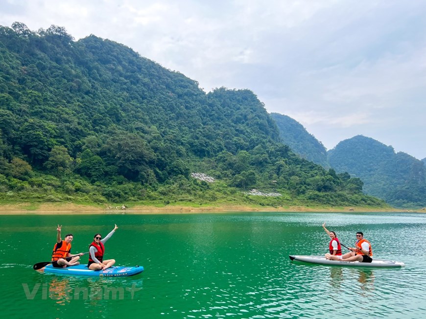 The Thang Hen glamping is a sub-zone located in the campus of the Thang Hen lake eco-tourism area within the territory of Quoc Toan commune. It enables holidaymakers to have the fun of camping with convenient services. Glamping, a glamorous form of camping, is a relatively new way to travel. It’s all about luxury in a semi-outdoor or rural setting. Glamping means you can be close to nature without having to give up all the good things in life like being warm, having running water and so on. It typically involves staying in some types of tent that includes the luxuries not typically associated with traditional camping, such as a bed, a wardrobe, and private bathroom facilities. 