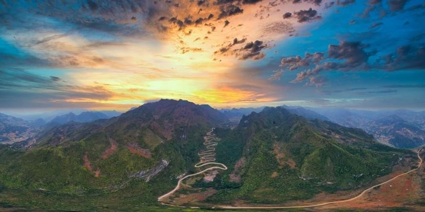 The scary 15-storey-high Khau Coc Cha Pass in Xuan Truong commune, Bao Lac district.