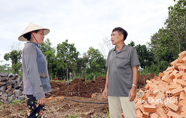 Ông Vắn A Sáng chia vui cùng bà Nguyễn Thị Thanh Thủy khi khởi công xây dựng căn nhà tình thương. Ảnh: S.Thao