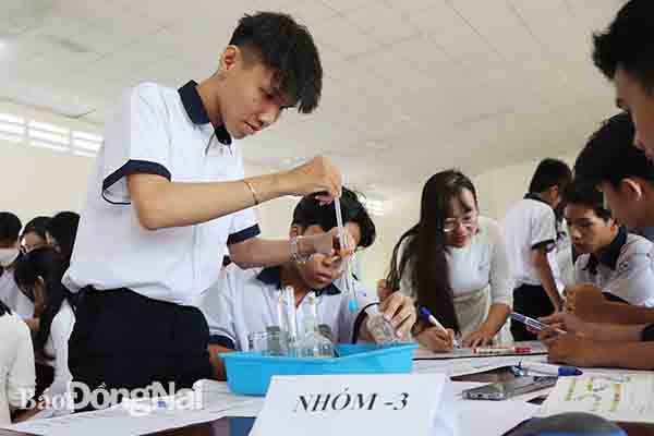 Học sinh lớp 12A1 Trường THPT Nguyễn Trãi  (TP.Biên Hòa) hào hứng trong tiết học liên môn với chủ đề Protein. Ảnh: H.YẾN