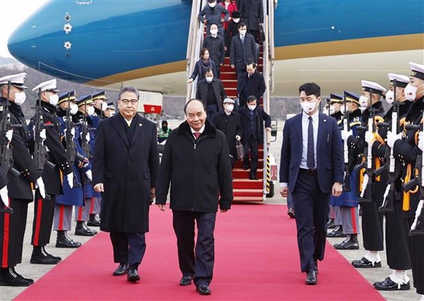 President arrives in Seoul, beginning state visit to RoK.