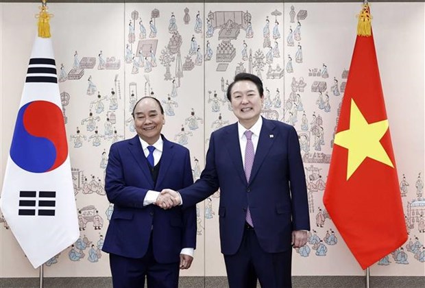 RoK President Yoon Suk-yeol and President Nguyen Xuan Phuc (left).