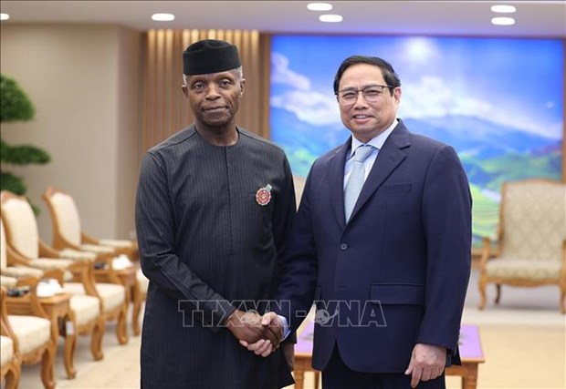 Prime Minister Pham Minh Chinh  (R) and Vice President of Nigeria Yemi Osinbajo.