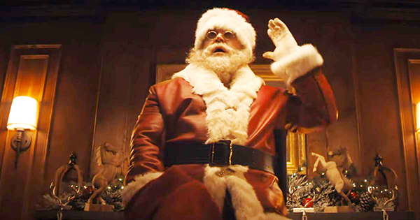 David Harbour trong vai ông già Noel dị biệt