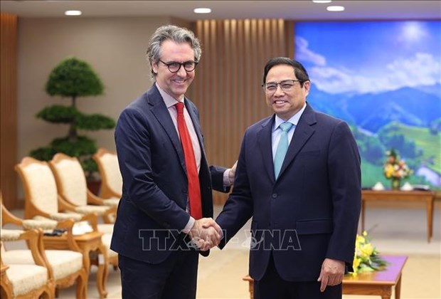 Prime Minister Pham Minh Chinh (R) and Ambassador Giorgio Aliberti, Head of the European Union Delegation to Vietnam. 