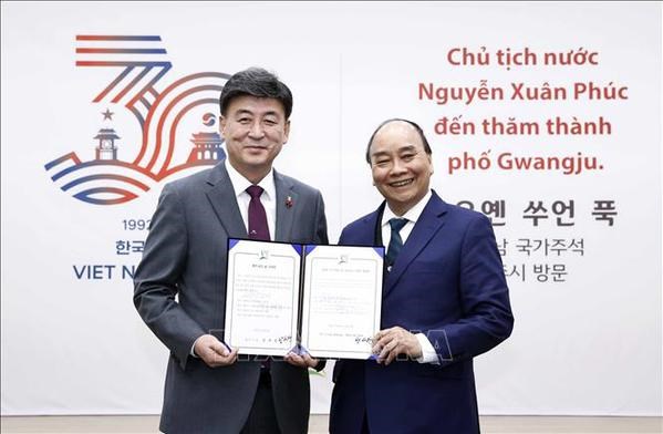 President Nguyen Xuan Phuc (right) and Mayor of Gwangju city a ceremony to announce Vietnam Day of Gwangju.