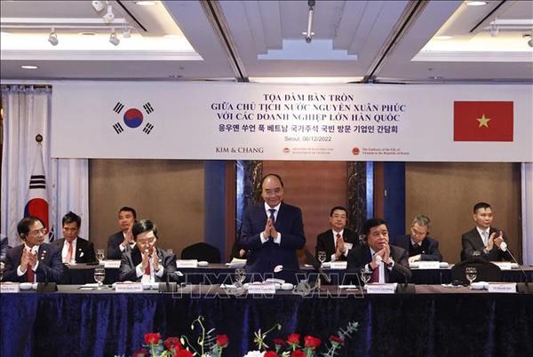 President Nguyen Xuan Phuc (standing) at the dialogue with major RoK businesses 