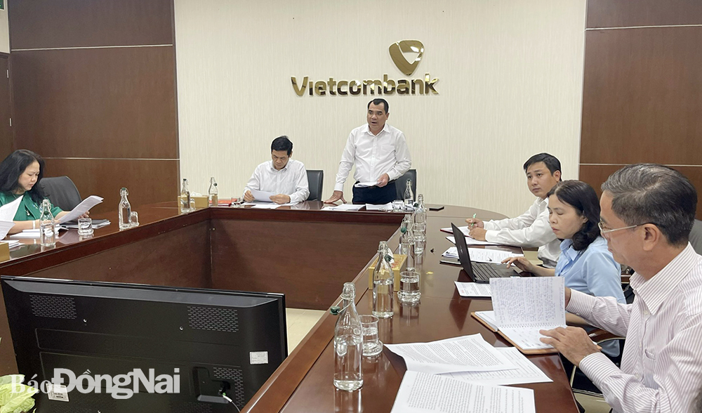 Bí thư Đảng ủy Khối Doanh nghiệp tỉnh Nguyễn Cao Cường phát biểu tại buổi làm việc với Đảng ủy VCB Đồng Nai