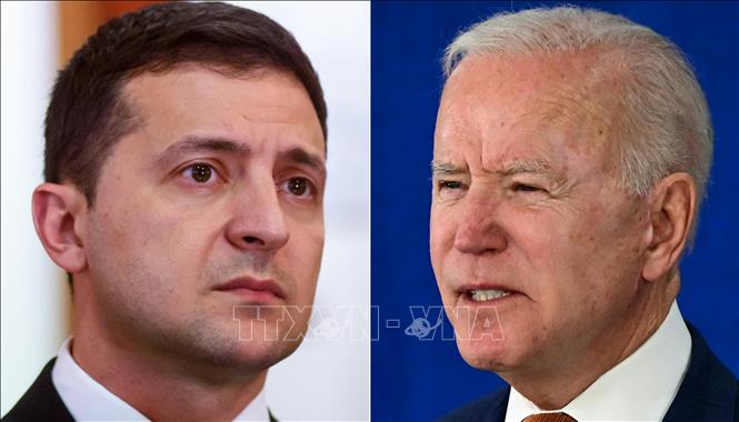 Tổng thống Mỹ Joe Biden và Tổng thống Ukraine Volodymyr Zelensky (trái). Ảnh: AFP/TTXVN