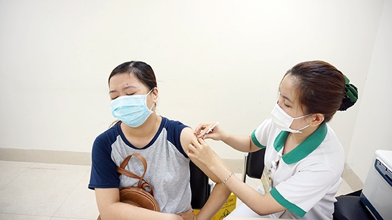 Tiêm vaccine ngừa virus HPV là biện pháp hữu hiệu để phòng ung thư cổ tử cung. Ảnh: H.Yến