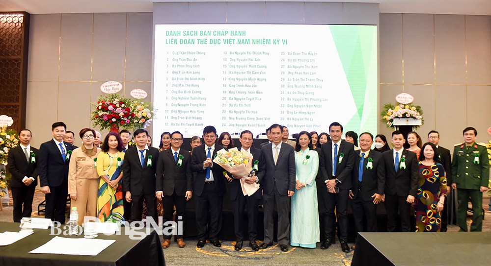 Phó Tổng cục trưởng Tổng cục TDTT Trần Đức Phấn tặng hoa chúc mừng các thành viên Ban chấp hành Liên đoàn Thể dục Việt Nam nhiệm kỳ VI (2022-2027)