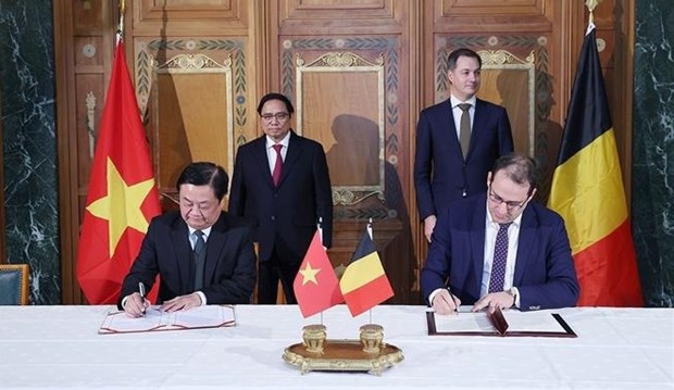 Prime Minister Pham Minh Chinh and his Belgian counterpart Alexander De Croo witness the signing of several cooperation agreements. 