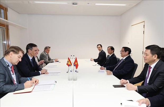 PM Pham Minh Chinh (second, right) at the meeting with his Spanish counterpart Pedro Sánchez Pérez-Castejón (second, left). 