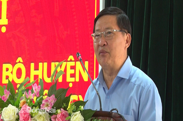 Bí thư Huyện ủy Định Quán Trần Bá Đạt phát biểu kết luận hội nghị