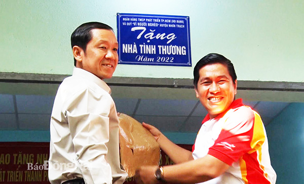 Ông Hồ Văn Tại tiếp nhận ngôi nhà mới do Uỷ ban MTTQ Việt Nam H.Nhơn Trạch và mạnh thường quân trao tặng 