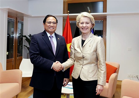 Thủ tướng Phạm Minh Chính gặp Chủ tịch Ủy ban châu Âu (EC) Ursula von der Leyen. Ảnh: TTXVN