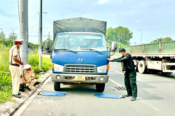 Đội Cảnh sát giao thông số 1 kiểm tra tải trọng các loại xe tải lưu thông trên đường Võ Nguyên Giáp. Ảnh: Đ.Tùng