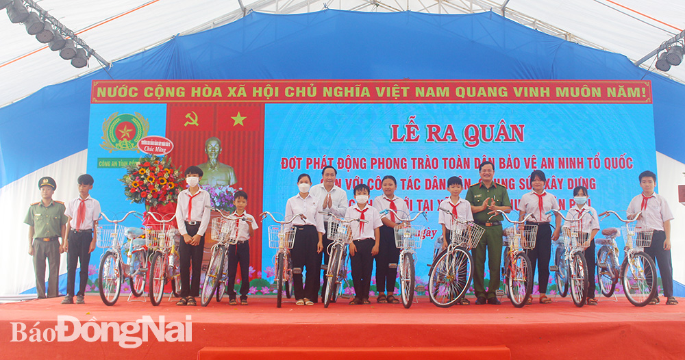 Lãnh đạo Đoàn đại biểu Quốc hội tỉnh và Công an tỉnh tặng xe đạp cho học sinh có hoàn cảnh khó khăn ở xã Đắk Lua (H.Tân Phú)