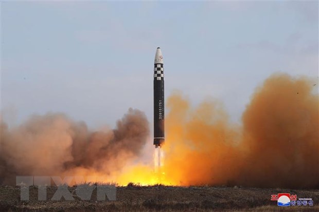 Vụ phóng tên lửa đạn đạo xuyên lục địa (ICBM) "Hwasong Gun 17" của Triều Tiên ngày 18-11-2022. (Ảnh: AFP/TTXVN)