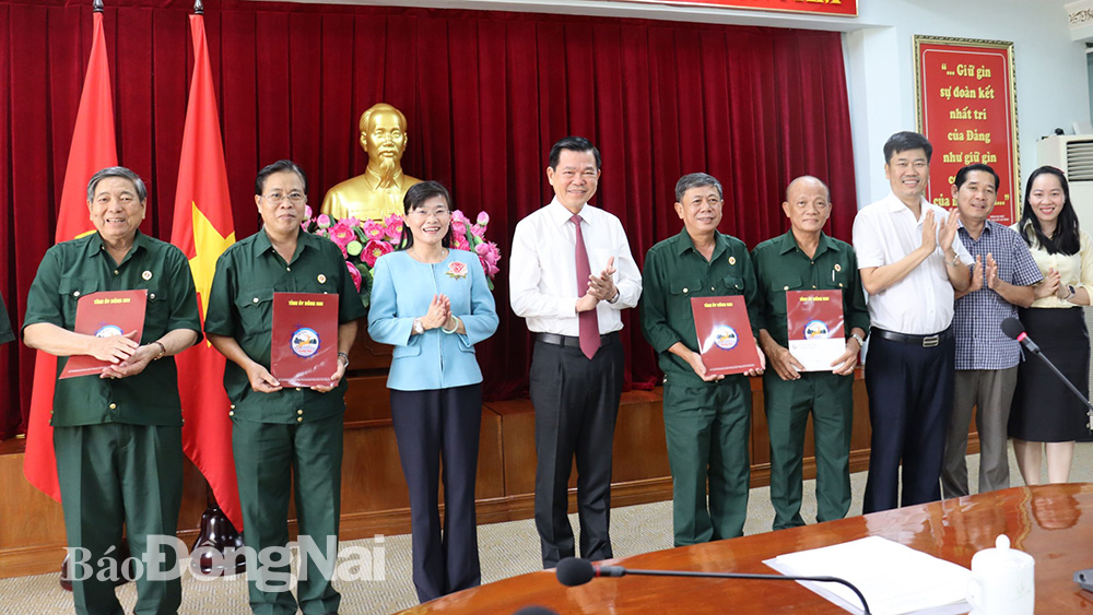 Bí thư Tỉnh ủy Nguyễn Hồng Lĩnh tặng quà các đại biểu