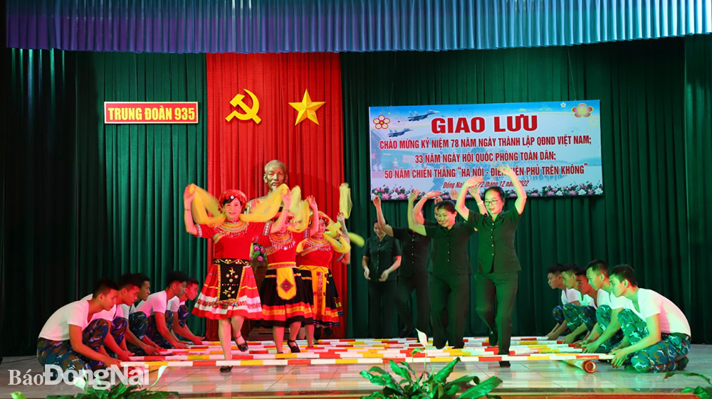 Tiết mục múa nhảy sạp biểu diễn, giao lưu nhân kỷ niệm 78 năm Ngày thành lập QĐND Việt Nam tại Trung đoàn 935.