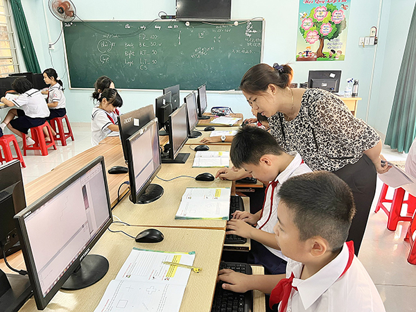 Giáo viên Trường tiểu học Kim Đồng (TP.Long Khánh) ứng dụng công nghệ thông tin vào giảng dạy