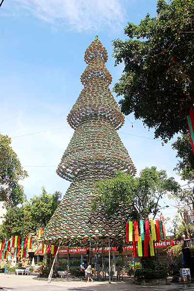 Cây thông Noel 5 tầng cao khoảng 40m được kết từ 2,5 ngàn chiếc nón lá tại giáo xứ Hà Phát là công trình ấn tượng được người dân chuẩn bị từ gần 2 tháng nay