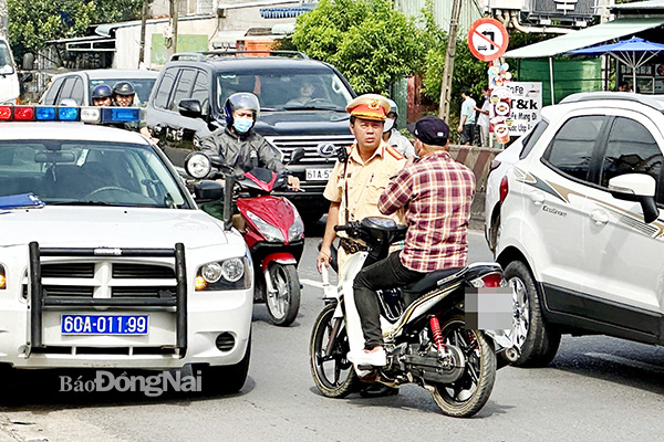 Đội Cảnh sát giao thông số 1 (Phòng Cảnh sát giao thông Công an tỉnh) kiểm tra, xử lý các phương tiện 2 bánh vi phạm quy định giao thông đường bộ trên quốc lộ 1, đoạn giáp ranh TP.Biên Hòa và H.Trảng Bom. Ảnh: M.Thành